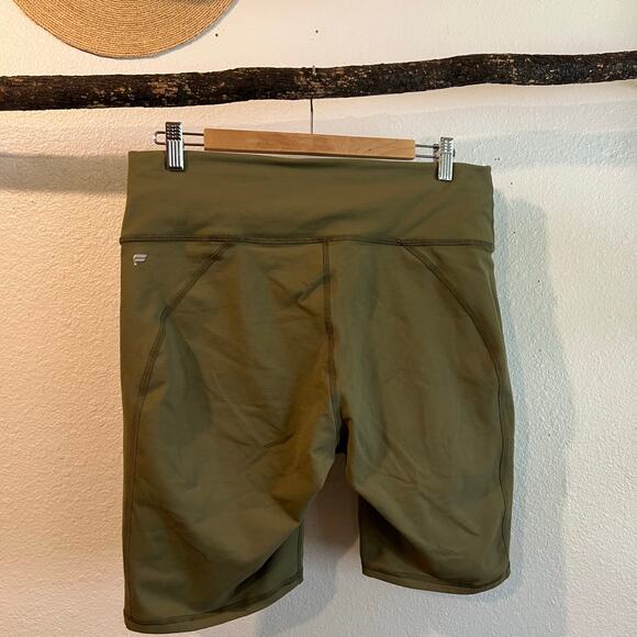 Fabletics Olive Green Powerhold Inseam 8' Mid Rise Biker Shorts Size XL - Picture 2 of 9